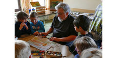 Vorschulkinder in der „Galerie“ von Stadtpfarrer Kowal (Foto: Karl-Franz Thiede)